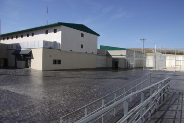 La nueva cárcel de Pamplona, denominada Centro Penitenciario Norte II, abrirá sus puertas a principios de enero. La directora de Instituciones Penitenciarias, Mercedes Gallizo, ha señalado este miércoles que las obras concluirán este mismo mes y que, posteriormente, las instalaciones se equiparán para acoger a los reclusos. La cárcel cuenta con 504 celdas y 120 plazas complementarias. Su capacidad máxima ronda los mil presos y la inversión total ronda los 100 millones de euros.