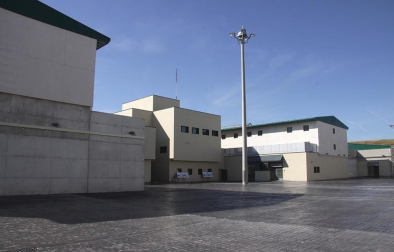 La nueva cárcel de Pamplona, denominada Centro Penitenciario Norte II, abrirá sus puertas a principios de enero. La directora de Instituciones Penitenciarias, Mercedes Gallizo, ha señalado este miércoles que las obras concluirán este mismo mes y que, posteriormente, las instalaciones se equiparán para acoger a los reclusos. La cárcel cuenta con 504 celdas y 120 plazas complementarias. Su capacidad máxima ronda los mil presos y la inversión total ronda los 100 millones de euros.
