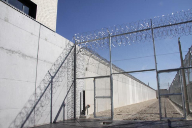La nueva cárcel de Pamplona, denominada Centro Penitenciario Norte II, abrirá sus puertas a principios de enero. La directora de Instituciones Penitenciarias, Mercedes Gallizo, ha señalado este miércoles que las obras concluirán este mismo mes y que, posteriormente, las instalaciones se equiparán para acoger a los reclusos. La cárcel cuenta con 504 celdas y 120 plazas complementarias. Su capacidad máxima ronda los mil presos y la inversión total ronda los 100 millones de euros.