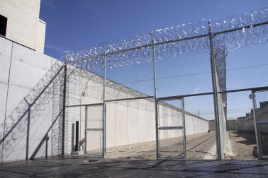 La nueva cárcel de Pamplona, denominada Centro Penitenciario Norte II, abrirá sus puertas a principios de enero. La directora de Instituciones Penitenciarias, Mercedes Gallizo, ha señalado este miércoles que las obras concluirán este mismo mes y que, posteriormente, las instalaciones se equiparán para acoger a los reclusos. La cárcel cuenta con 504 celdas y 120 plazas complementarias. Su capacidad máxima ronda los mil presos y la inversión total ronda los 100 millones de euros.