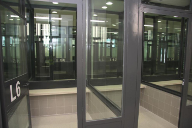 La nueva cárcel de Pamplona, denominada Centro Penitenciario Norte II, abrirá sus puertas a principios de enero. La directora de Instituciones Penitenciarias, Mercedes Gallizo, ha señalado este miércoles que las obras concluirán este mismo mes y que, posteriormente, las instalaciones se equiparán para acoger a los reclusos. La cárcel cuenta con 504 celdas y 120 plazas complementarias. Su capacidad máxima ronda los mil presos y la inversión total ronda los 100 millones de euros.