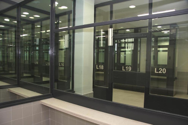 La nueva cárcel de Pamplona, denominada Centro Penitenciario Norte II, abrirá sus puertas a principios de enero. La directora de Instituciones Penitenciarias, Mercedes Gallizo, ha señalado este miércoles que las obras concluirán este mismo mes y que, posteriormente, las instalaciones se equiparán para acoger a los reclusos. La cárcel cuenta con 504 celdas y 120 plazas complementarias. Su capacidad máxima ronda los mil presos y la inversión total ronda los 100 millones de euros.