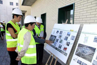La nueva cárcel de Pamplona, denominada Centro Penitenciario Norte II, abrirá sus puertas a principios de enero. La directora de Instituciones Penitenciarias, Mercedes Gallizo, ha señalado este miércoles que las obras concluirán este mismo mes y que, posteriormente, las instalaciones se equiparán para acoger a los reclusos. La cárcel cuenta con 504 celdas y 120 plazas complementarias. Su capacidad máxima ronda los mil presos y la inversión total ronda los 100 millones de euros.
