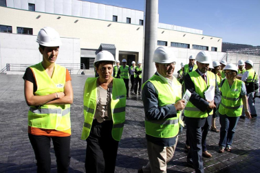 La nueva cárcel de Pamplona, denominada Centro Penitenciario Norte II, abrirá sus puertas a principios de enero. La directora de Instituciones Penitenciarias, Mercedes Gallizo, ha señalado este miércoles que las obras concluirán este mismo mes y que, posteriormente, las instalaciones se equiparán para acoger a los reclusos. La cárcel cuenta con 504 celdas y 120 plazas complementarias. Su capacidad máxima ronda los mil presos y la inversión total ronda los 100 millones de euros.