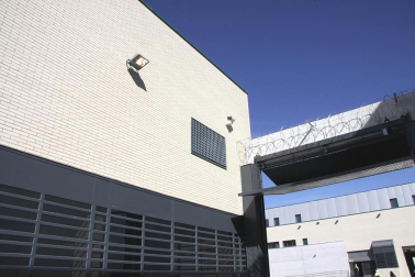 La nueva cárcel de Pamplona, denominada Centro Penitenciario Norte II, abrirá sus puertas a principios de enero. La directora de Instituciones Penitenciarias, Mercedes Gallizo, ha señalado este miércoles que las obras concluirán este mismo mes y que, posteriormente, las instalaciones se equiparán para acoger a los reclusos. La cárcel cuenta con 504 celdas y 120 plazas complementarias. Su capacidad máxima ronda los mil presos y la inversión total ronda los 100 millones de euros.