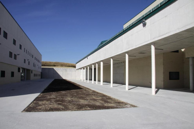 La nueva cárcel de Pamplona, denominada Centro Penitenciario Norte II, abrirá sus puertas a principios de enero. La directora de Instituciones Penitenciarias, Mercedes Gallizo, ha señalado este miércoles que las obras concluirán este mismo mes y que, posteriormente, las instalaciones se equiparán para acoger a los reclusos. La cárcel cuenta con 504 celdas y 120 plazas complementarias. Su capacidad máxima ronda los mil presos y la inversión total ronda los 100 millones de euros.
