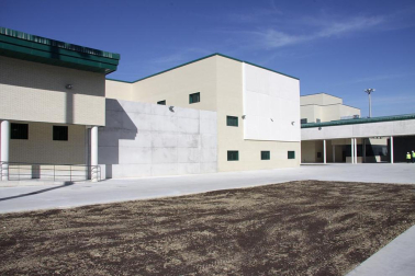 La nueva cárcel de Pamplona, denominada Centro Penitenciario Norte II, abrirá sus puertas a principios de enero. La directora de Instituciones Penitenciarias, Mercedes Gallizo, ha señalado este miércoles que las obras concluirán este mismo mes y que, posteriormente, las instalaciones se equiparán para acoger a los reclusos. La cárcel cuenta con 504 celdas y 120 plazas complementarias. Su capacidad máxima ronda los mil presos y la inversión total ronda los 100 millones de euros.