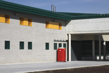 La nueva cárcel de Pamplona, denominada Centro Penitenciario Norte II, abrirá sus puertas a principios de enero. La directora de Instituciones Penitenciarias, Mercedes Gallizo, ha señalado este miércoles que las obras concluirán este mismo mes y que, posteriormente, las instalaciones se equiparán para acoger a los reclusos. La cárcel cuenta con 504 celdas y 120 plazas complementarias. Su capacidad máxima ronda los mil presos y la inversión total ronda los 100 millones de euros.