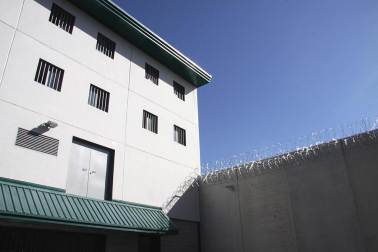 La nueva cárcel de Pamplona, denominada Centro Penitenciario Norte II, abrirá sus puertas a principios de enero. La directora de Instituciones Penitenciarias, Mercedes Gallizo, ha señalado este miércoles que las obras concluirán este mismo mes y que, posteriormente, las instalaciones se equiparán para acoger a los reclusos. La cárcel cuenta con 504 celdas y 120 plazas complementarias. Su capacidad máxima ronda los mil presos y la inversión total ronda los 100 millones de euros.