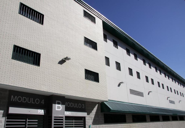 La nueva cárcel de Pamplona, denominada Centro Penitenciario Norte II, abrirá sus puertas a principios de enero. La directora de Instituciones Penitenciarias, Mercedes Gallizo, ha señalado este miércoles que las obras concluirán este mismo mes y que, posteriormente, las instalaciones se equiparán para acoger a los reclusos. La cárcel cuenta con 504 celdas y 120 plazas complementarias. Su capacidad máxima ronda los mil presos y la inversión total ronda los 100 millones de euros.