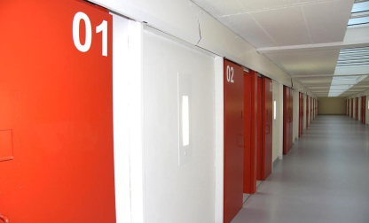La nueva cárcel de Pamplona, denominada Centro Penitenciario Norte II, abrirá sus puertas a principios de enero. La directora de Instituciones Penitenciarias, Mercedes Gallizo, ha señalado este miércoles que las obras concluirán este mismo mes y que, posteriormente, las instalaciones se equiparán para acoger a los reclusos. La cárcel cuenta con 504 celdas y 120 plazas complementarias. Su capacidad máxima ronda los mil presos y la inversión total ronda los 100 millones de euros.