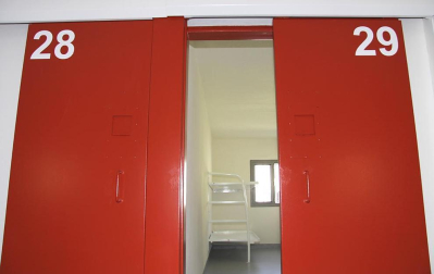 La nueva cárcel de Pamplona, denominada Centro Penitenciario Norte II, abrirá sus puertas a principios de enero. La directora de Instituciones Penitenciarias, Mercedes Gallizo, ha señalado este miércoles que las obras concluirán este mismo mes y que, posteriormente, las instalaciones se equiparán para acoger a los reclusos. La cárcel cuenta con 504 celdas y 120 plazas complementarias. Su capacidad máxima ronda los mil presos y la inversión total ronda los 100 millones de euros.