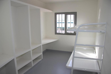 La nueva cárcel de Pamplona, denominada Centro Penitenciario Norte II, abrirá sus puertas a principios de enero. La directora de Instituciones Penitenciarias, Mercedes Gallizo, ha señalado este miércoles que las obras concluirán este mismo mes y que, posteriormente, las instalaciones se equiparán para acoger a los reclusos. La cárcel cuenta con 504 celdas y 120 plazas complementarias. Su capacidad máxima ronda los mil presos y la inversión total ronda los 100 millones de euros.