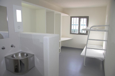 La nueva cárcel de Pamplona, denominada Centro Penitenciario Norte II, abrirá sus puertas a principios de enero. La directora de Instituciones Penitenciarias, Mercedes Gallizo, ha señalado este miércoles que las obras concluirán este mismo mes y que, posteriormente, las instalaciones se equiparán para acoger a los reclusos. La cárcel cuenta con 504 celdas y 120 plazas complementarias. Su capacidad máxima ronda los mil presos y la inversión total ronda los 100 millones de euros.