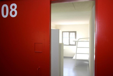 La nueva cárcel de Pamplona, denominada Centro Penitenciario Norte II, abrirá sus puertas a principios de enero. La directora de Instituciones Penitenciarias, Mercedes Gallizo, ha señalado este miércoles que las obras concluirán este mismo mes y que, posteriormente, las instalaciones se equiparán para acoger a los reclusos. La cárcel cuenta con 504 celdas y 120 plazas complementarias. Su capacidad máxima ronda los mil presos y la inversión total ronda los 100 millones de euros.