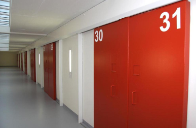 La nueva cárcel de Pamplona, denominada Centro Penitenciario Norte II, abrirá sus puertas a principios de enero. La directora de Instituciones Penitenciarias, Mercedes Gallizo, ha señalado este miércoles que las obras concluirán este mismo mes y que, posteriormente, las instalaciones se equiparán para acoger a los reclusos. La cárcel cuenta con 504 celdas y 120 plazas complementarias. Su capacidad máxima ronda los mil presos y la inversión total ronda los 100 millones de euros.