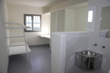 La nueva cárcel de Pamplona, denominada Centro Penitenciario Norte II, abrirá sus puertas a principios de enero. La directora de Instituciones Penitenciarias, Mercedes Gallizo, ha señalado este miércoles que las obras concluirán este mismo mes y que, posteriormente, las instalaciones se equiparán para acoger a los reclusos. La cárcel cuenta con 504 celdas y 120 plazas complementarias. Su capacidad máxima ronda los mil presos y la inversión total ronda los 100 millones de euros.