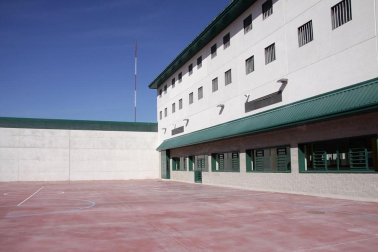 La nueva cárcel de Pamplona, denominada Centro Penitenciario Norte II, abrirá sus puertas a principios de enero. La directora de Instituciones Penitenciarias, Mercedes Gallizo, ha señalado este miércoles que las obras concluirán este mismo mes y que, posteriormente, las instalaciones se equiparán para acoger a los reclusos. La cárcel cuenta con 504 celdas y 120 plazas complementarias. Su capacidad máxima ronda los mil presos y la inversión total ronda los 100 millones de euros.