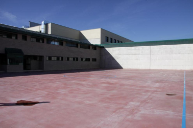 La nueva cárcel de Pamplona, denominada Centro Penitenciario Norte II, abrirá sus puertas a principios de enero. La directora de Instituciones Penitenciarias, Mercedes Gallizo, ha señalado este miércoles que las obras concluirán este mismo mes y que, posteriormente, las instalaciones se equiparán para acoger a los reclusos. La cárcel cuenta con 504 celdas y 120 plazas complementarias. Su capacidad máxima ronda los mil presos y la inversión total ronda los 100 millones de euros.