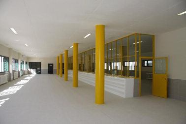 La nueva cárcel de Pamplona, denominada Centro Penitenciario Norte II, abrirá sus puertas a principios de enero. La directora de Instituciones Penitenciarias, Mercedes Gallizo, ha señalado este miércoles que las obras concluirán este mismo mes y que, posteriormente, las instalaciones se equiparán para acoger a los reclusos. La cárcel cuenta con 504 celdas y 120 plazas complementarias. Su capacidad máxima ronda los mil presos y la inversión total ronda los 100 millones de euros.