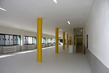 La nueva cárcel de Pamplona, denominada Centro Penitenciario Norte II, abrirá sus puertas a principios de enero. La directora de Instituciones Penitenciarias, Mercedes Gallizo, ha señalado este miércoles que las obras concluirán este mismo mes y que, posteriormente, las instalaciones se equiparán para acoger a los reclusos. La cárcel cuenta con 504 celdas y 120 plazas complementarias. Su capacidad máxima ronda los mil presos y la inversión total ronda los 100 millones de euros.