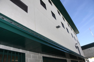 La nueva cárcel de Pamplona, denominada Centro Penitenciario Norte II, abrirá sus puertas a principios de enero. La directora de Instituciones Penitenciarias, Mercedes Gallizo, ha señalado este miércoles que las obras concluirán este mismo mes y que, posteriormente, las instalaciones se equiparán para acoger a los reclusos. La cárcel cuenta con 504 celdas y 120 plazas complementarias. Su capacidad máxima ronda los mil presos y la inversión total ronda los 100 millones de euros.
