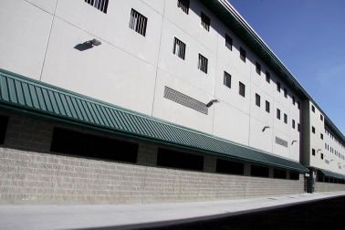 La nueva cárcel de Pamplona, denominada Centro Penitenciario Norte II, abrirá sus puertas a principios de enero. La directora de Instituciones Penitenciarias, Mercedes Gallizo, ha señalado este miércoles que las obras concluirán este mismo mes y que, posteriormente, las instalaciones se equiparán para acoger a los reclusos. La cárcel cuenta con 504 celdas y 120 plazas complementarias. Su capacidad máxima ronda los mil presos y la inversión total ronda los 100 millones de euros.