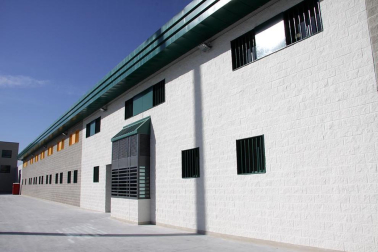 La nueva cárcel de Pamplona, denominada Centro Penitenciario Norte II, abrirá sus puertas a principios de enero. La directora de Instituciones Penitenciarias, Mercedes Gallizo, ha señalado este miércoles que las obras concluirán este mismo mes y que, posteriormente, las instalaciones se equiparán para acoger a los reclusos. La cárcel cuenta con 504 celdas y 120 plazas complementarias. Su capacidad máxima ronda los mil presos y la inversión total ronda los 100 millones de euros.