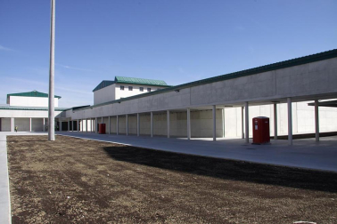 La nueva cárcel de Pamplona, denominada Centro Penitenciario Norte II, abrirá sus puertas a principios de enero. La directora de Instituciones Penitenciarias, Mercedes Gallizo, ha señalado este miércoles que las obras concluirán este mismo mes y que, posteriormente, las instalaciones se equiparán para acoger a los reclusos. La cárcel cuenta con 504 celdas y 120 plazas complementarias. Su capacidad máxima ronda los mil presos y la inversión total ronda los 100 millones de euros.