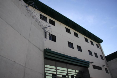 La nueva cárcel de Pamplona, denominada Centro Penitenciario Norte II, abrirá sus puertas a principios de enero. La directora de Instituciones Penitenciarias, Mercedes Gallizo, ha señalado este miércoles que las obras concluirán este mismo mes y que, posteriormente, las instalaciones se equiparán para acoger a los reclusos. La cárcel cuenta con 504 celdas y 120 plazas complementarias. Su capacidad máxima ronda los mil presos y la inversión total ronda los 100 millones de euros.