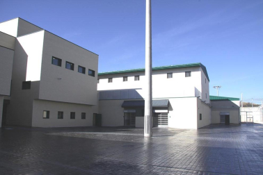 La nueva cárcel de Pamplona, denominada Centro Penitenciario Norte II, abrirá sus puertas a principios de enero. La directora de Instituciones Penitenciarias, Mercedes Gallizo, ha señalado este miércoles que las obras concluirán este mismo mes y que, posteriormente, las instalaciones se equiparán para acoger a los reclusos. La cárcel cuenta con 504 celdas y 120 plazas complementarias. Su capacidad máxima ronda los mil presos y la inversión total ronda los 100 millones de euros.