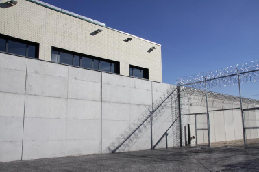La nueva cárcel de Pamplona, denominada Centro Penitenciario Norte II, abrirá sus puertas a principios de enero. La directora de Instituciones Penitenciarias, Mercedes Gallizo, ha señalado este miércoles que las obras concluirán este mismo mes y que, posteriormente, las instalaciones se equiparán para acoger a los reclusos. La cárcel cuenta con 504 celdas y 120 plazas complementarias. Su capacidad máxima ronda los mil presos y la inversión total ronda los 100 millones de euros.