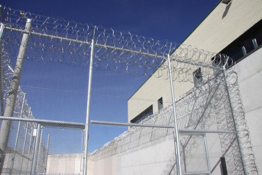 La nueva cárcel de Pamplona, denominada Centro Penitenciario Norte II, abrirá sus puertas a principios de enero. La directora de Instituciones Penitenciarias, Mercedes Gallizo, ha señalado este miércoles que las obras concluirán este mismo mes y que, posteriormente, las instalaciones se equiparán para acoger a los reclusos. La cárcel cuenta con 504 celdas y 120 plazas complementarias. Su capacidad máxima ronda los mil presos y la inversión total ronda los 100 millones de euros.