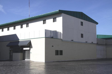 La nueva cárcel de Pamplona, denominada Centro Penitenciario Norte II, abrirá sus puertas a principios de enero. La directora de Instituciones Penitenciarias, Mercedes Gallizo, ha señalado este miércoles que las obras concluirán este mismo mes y que, posteriormente, las instalaciones se equiparán para acoger a los reclusos. La cárcel cuenta con 504 celdas y 120 plazas complementarias. Su capacidad máxima ronda los mil presos y la inversión total ronda los 100 millones de euros.