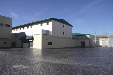 La nueva cárcel de Pamplona, denominada Centro Penitenciario Norte II, abrirá sus puertas a principios de enero. La directora de Instituciones Penitenciarias, Mercedes Gallizo, ha señalado este miércoles que las obras concluirán este mismo mes y que, posteriormente, las instalaciones se equiparán para acoger a los reclusos. La cárcel cuenta con 504 celdas y 120 plazas complementarias. Su capacidad máxima ronda los mil presos y la inversión total ronda los 100 millones de euros.