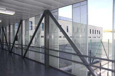 La nueva cárcel de Pamplona, denominada Centro Penitenciario Norte II, abrirá sus puertas a principios de enero. La directora de Instituciones Penitenciarias, Mercedes Gallizo, ha señalado este miércoles que las obras concluirán este mismo mes y que, posteriormente, las instalaciones se equiparán para acoger a los reclusos. La cárcel cuenta con 504 celdas y 120 plazas complementarias. Su capacidad máxima ronda los mil presos y la inversión total ronda los 100 millones de euros.