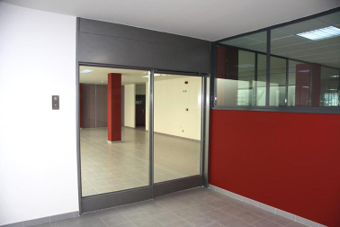 La nueva cárcel de Pamplona, denominada Centro Penitenciario Norte II, abrirá sus puertas a principios de enero. La directora de Instituciones Penitenciarias, Mercedes Gallizo, ha señalado este miércoles que las obras concluirán este mismo mes y que, posteriormente, las instalaciones se equiparán para acoger a los reclusos. La cárcel cuenta con 504 celdas y 120 plazas complementarias. Su capacidad máxima ronda los mil presos y la inversión total ronda los 100 millones de euros.