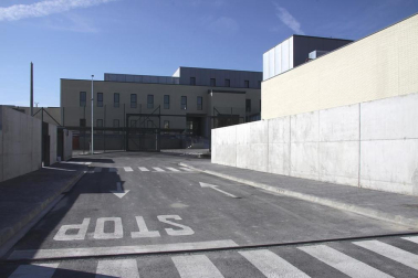 La nueva cárcel de Pamplona, denominada Centro Penitenciario Norte II, abrirá sus puertas a principios de enero. La directora de Instituciones Penitenciarias, Mercedes Gallizo, ha señalado este miércoles que las obras concluirán este mismo mes y que, posteriormente, las instalaciones se equiparán para acoger a los reclusos. La cárcel cuenta con 504 celdas y 120 plazas complementarias. Su capacidad máxima ronda los mil presos y la inversión total ronda los 100 millones de euros.
