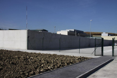 La nueva cárcel de Pamplona, denominada Centro Penitenciario Norte II, abrirá sus puertas a principios de enero. La directora de Instituciones Penitenciarias, Mercedes Gallizo, ha señalado este miércoles que las obras concluirán este mismo mes y que, posteriormente, las instalaciones se equiparán para acoger a los reclusos. La cárcel cuenta con 504 celdas y 120 plazas complementarias. Su capacidad máxima ronda los mil presos y la inversión total ronda los 100 millones de euros.