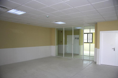 La nueva cárcel de Pamplona, denominada Centro Penitenciario Norte II, abrirá sus puertas a principios de enero. La directora de Instituciones Penitenciarias, Mercedes Gallizo, ha señalado este miércoles que las obras concluirán este mismo mes y que, posteriormente, las instalaciones se equiparán para acoger a los reclusos. La cárcel cuenta con 504 celdas y 120 plazas complementarias. Su capacidad máxima ronda los mil presos y la inversión total ronda los 100 millones de euros.