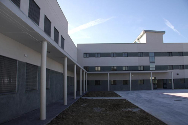 La nueva cárcel de Pamplona, denominada Centro Penitenciario Norte II, abrirá sus puertas a principios de enero. La directora de Instituciones Penitenciarias, Mercedes Gallizo, ha señalado este miércoles que las obras concluirán este mismo mes y que, posteriormente, las instalaciones se equiparán para acoger a los reclusos. La cárcel cuenta con 504 celdas y 120 plazas complementarias. Su capacidad máxima ronda los mil presos y la inversión total ronda los 100 millones de euros.
