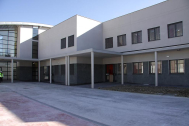 La nueva cárcel de Pamplona, denominada Centro Penitenciario Norte II, abrirá sus puertas a principios de enero. La directora de Instituciones Penitenciarias, Mercedes Gallizo, ha señalado este miércoles que las obras concluirán este mismo mes y que, posteriormente, las instalaciones se equiparán para acoger a los reclusos. La cárcel cuenta con 504 celdas y 120 plazas complementarias. Su capacidad máxima ronda los mil presos y la inversión total ronda los 100 millones de euros.