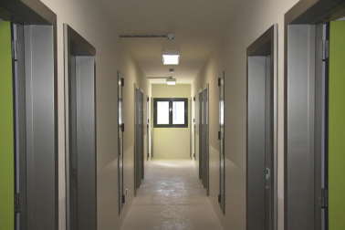La nueva cárcel de Pamplona, denominada Centro Penitenciario Norte II, abrirá sus puertas a principios de enero. La directora de Instituciones Penitenciarias, Mercedes Gallizo, ha señalado este miércoles que las obras concluirán este mismo mes y que, posteriormente, las instalaciones se equiparán para acoger a los reclusos. La cárcel cuenta con 504 celdas y 120 plazas complementarias. Su capacidad máxima ronda los mil presos y la inversión total ronda los 100 millones de euros.