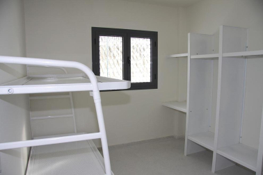 La nueva cárcel de Pamplona, denominada Centro Penitenciario Norte II, abrirá sus puertas a principios de enero. La directora de Instituciones Penitenciarias, Mercedes Gallizo, ha señalado este miércoles que las obras concluirán este mismo mes y que, posteriormente, las instalaciones se equiparán para acoger a los reclusos. La cárcel cuenta con 504 celdas y 120 plazas complementarias. Su capacidad máxima ronda los mil presos y la inversión total ronda los 100 millones de euros.