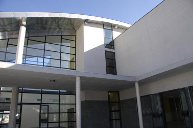 La nueva cárcel de Pamplona, denominada Centro Penitenciario Norte II, abrirá sus puertas a principios de enero. La directora de Instituciones Penitenciarias, Mercedes Gallizo, ha señalado este miércoles que las obras concluirán este mismo mes y que, posteriormente, las instalaciones se equiparán para acoger a los reclusos. La cárcel cuenta con 504 celdas y 120 plazas complementarias. Su capacidad máxima ronda los mil presos y la inversión total ronda los 100 millones de euros.