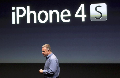 Imágenes de la presentación del último modelo del iPhone 4, de la marca Apple, este martes 4 de octubre.