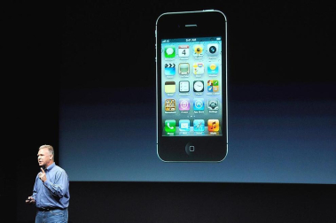 Imágenes de la presentación del último modelo del iPhone 4, de la marca Apple, este martes 4 de octubre.