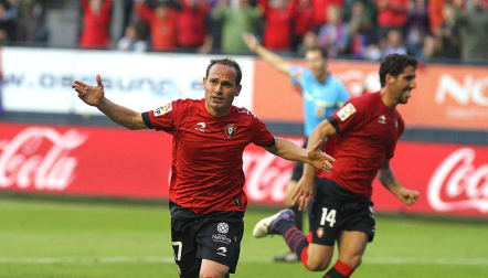 Imágenes del partido entre Osasuna y el Zaragoza, en el que los rojillos se impusieron 3-0 durante la novena jornada del Fútbol de Primera División.