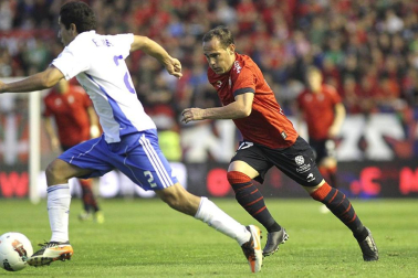 Imágenes del partido entre Osasuna y el Zaragoza, en el que los rojillos se impusieron 3-0 durante la novena jornada del Fútbol de Primera División.