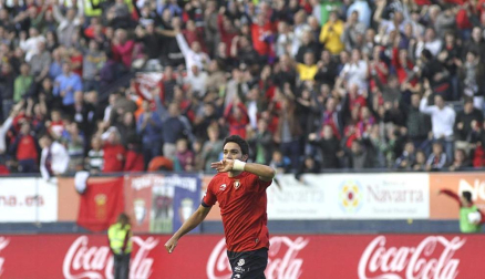 Imágenes del partido entre Osasuna y el Zaragoza, en el que los rojillos se impusieron 3-0 durante la novena jornada del Fútbol de Primera División.